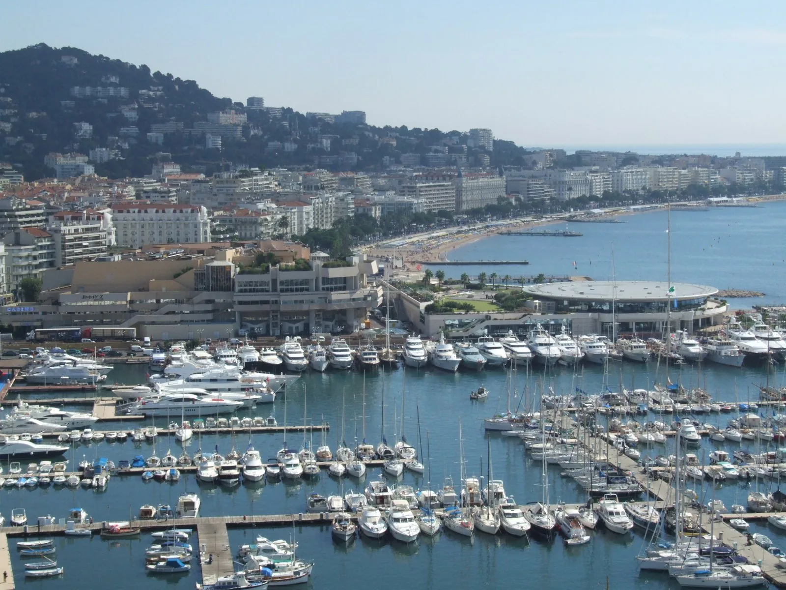 Vue panoramique de Cannes : Vieux-Port, Palais des Festivals et boulevard de la Croisette