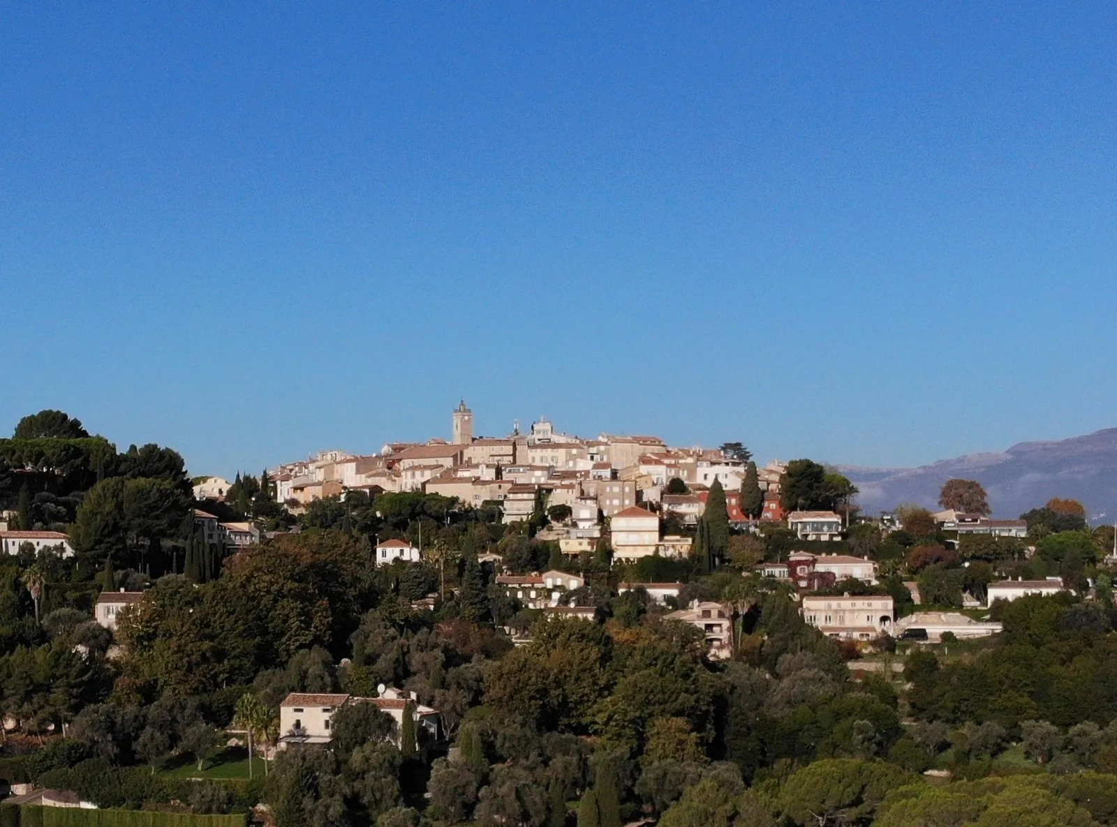 Vue du vieux village de Mougins perché sur sa colline